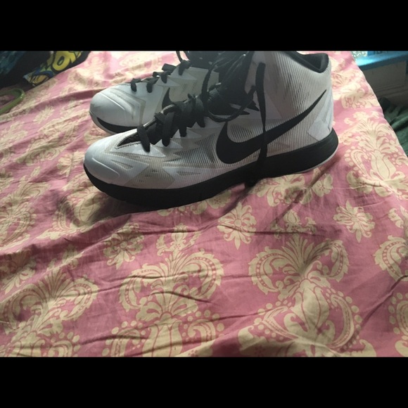 Basketball shoes - Picture 2 of 4