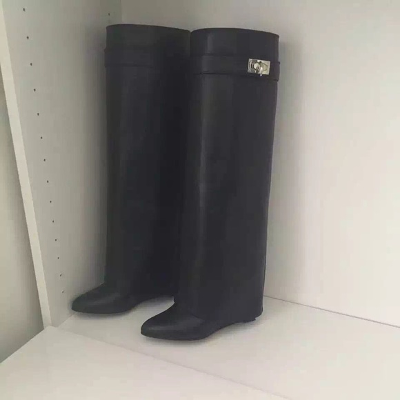 🅿️959! Givenchy shark lock nwot size 5