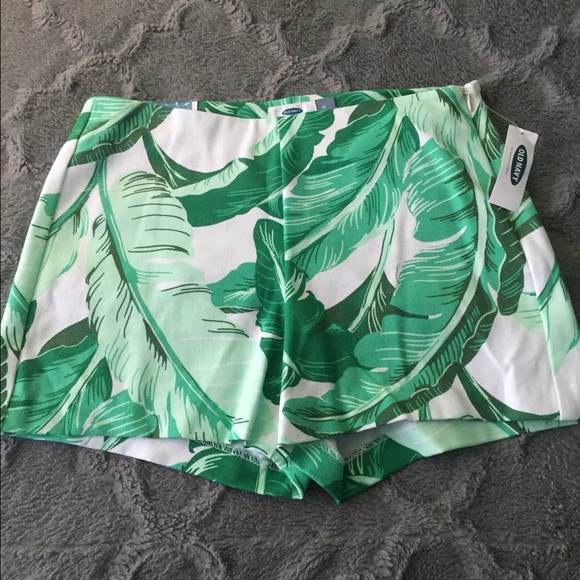 NWT high-waisted palm print shorts.