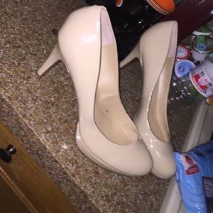 BRAND NEW NEVER WORN beautiful nude heels!