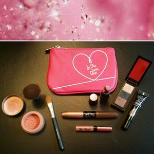 ** It! Cosmetics Makeup Bag & Beauty Bundle! **