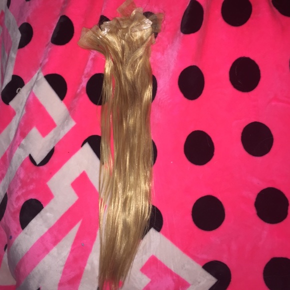 Blonde hair extensions
