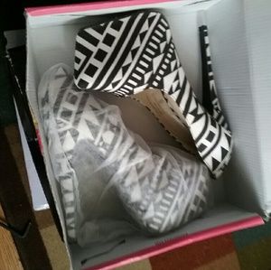 Triangulation platform pumps