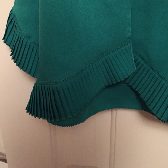 Green flounce hem with pleats tank - Picture 2 of 3