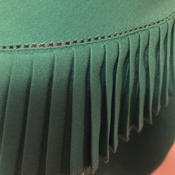 Green flounce hem with pleats tank - Picture 3 of 3