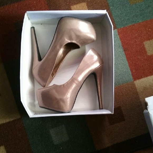 Shine on platform pumps