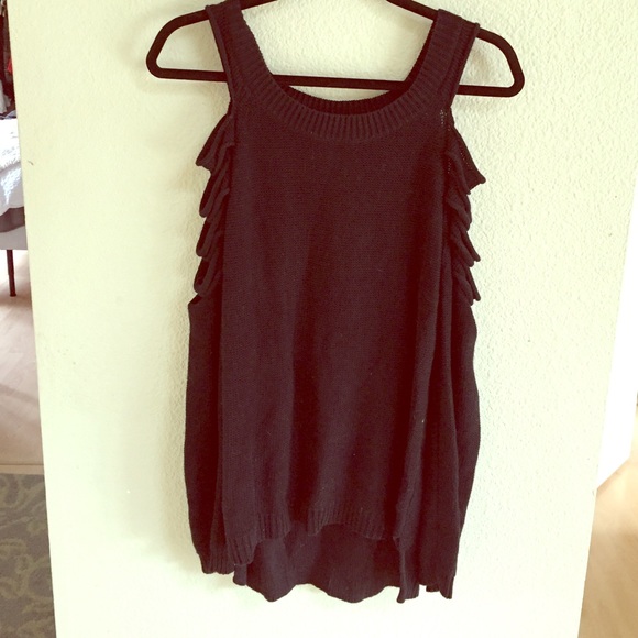 //black arm slit sweater//