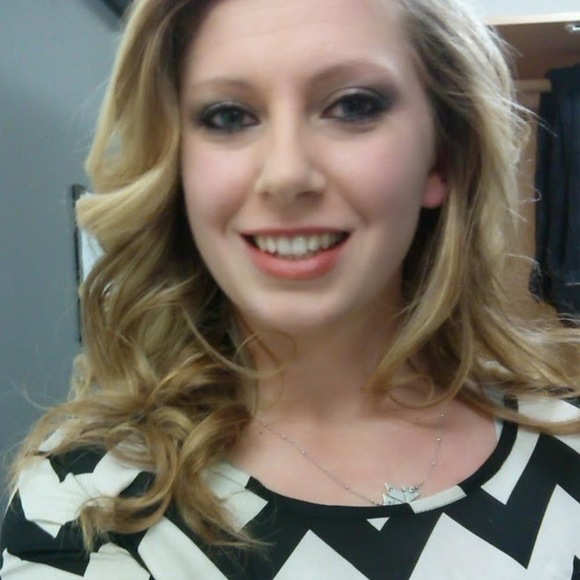 Meet your Posher, Nicole - Picture 1 of 1