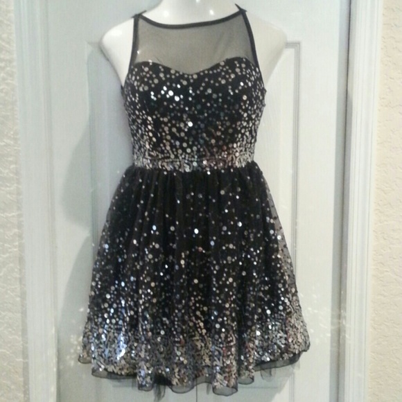 Dresses & Skirts - Tulle sequins party dress medium NWT