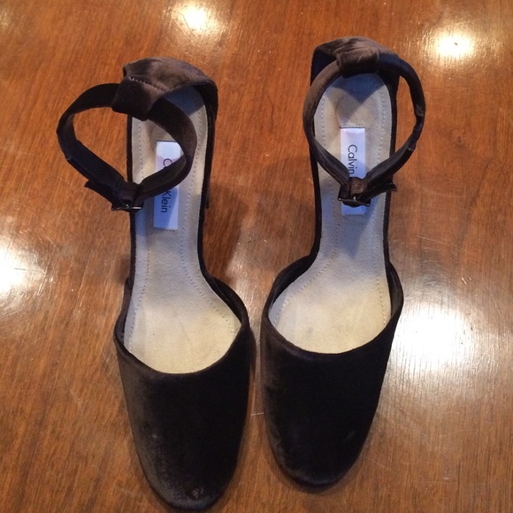 Calvin Klein brown velvet strappy sandals!