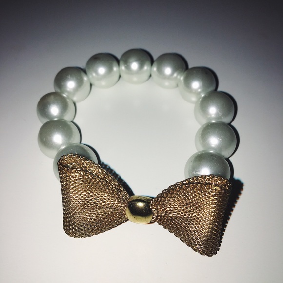 Pearl & Gold Bow Bracelet