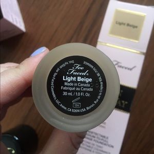 Too Faced Born This Way Foundation : Light Beige