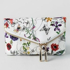 HOST PICK 🎉🎉 Ainsley Floral Clutch