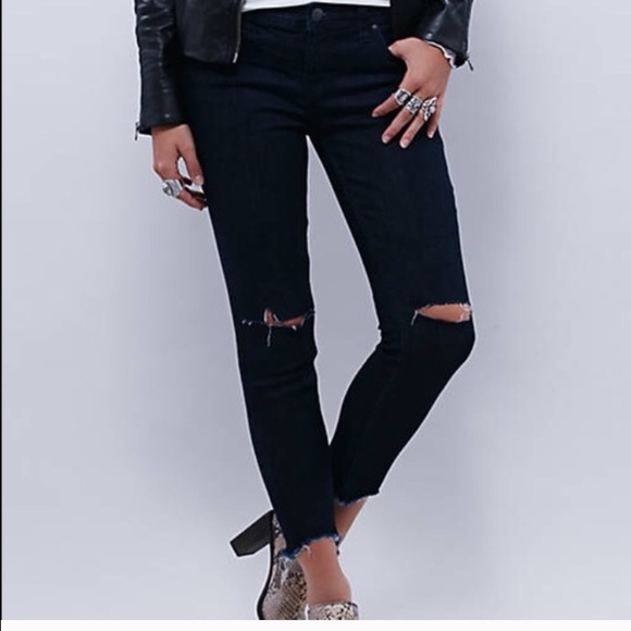 FREE PEOPLE JEANS Black cropped w/holes in knee