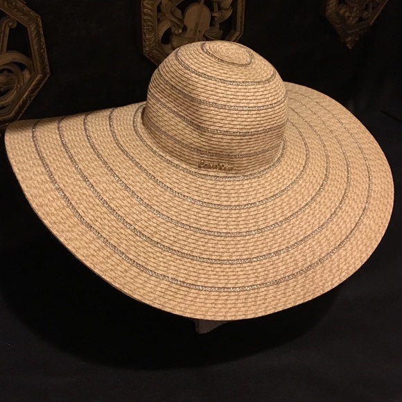 Beach hat - Picture 1 of 3