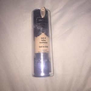 Kat Von D lock it tattoo foundation