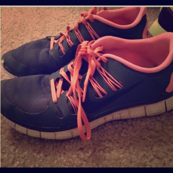 Tennis shoes
