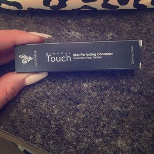Mineral Touch skin perfecting concealer