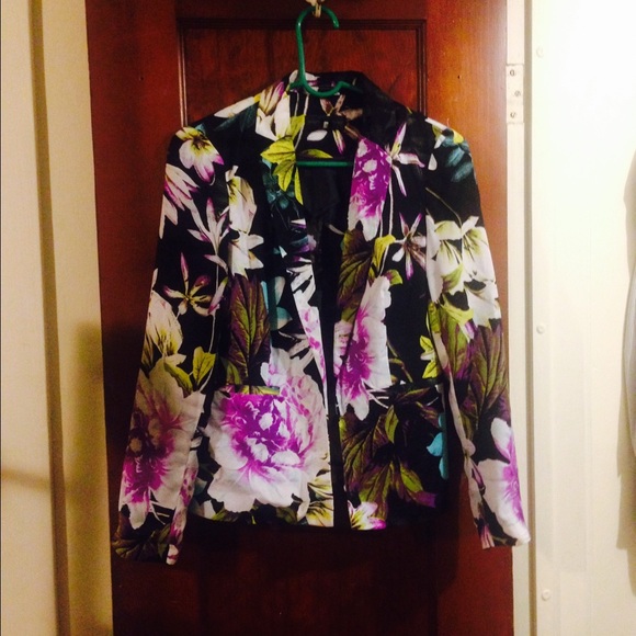 🔴 3/$15 Gorgeous floral blazer - Picture 1 of 2