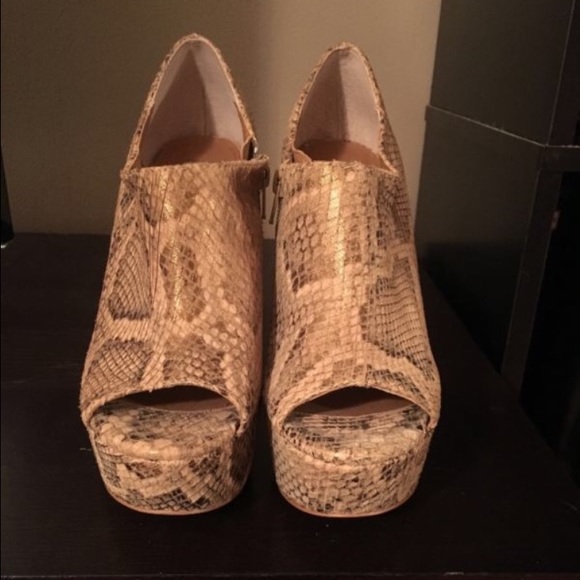 Steve Madden Size 6.5 Wicked Snakeskin Wedges
