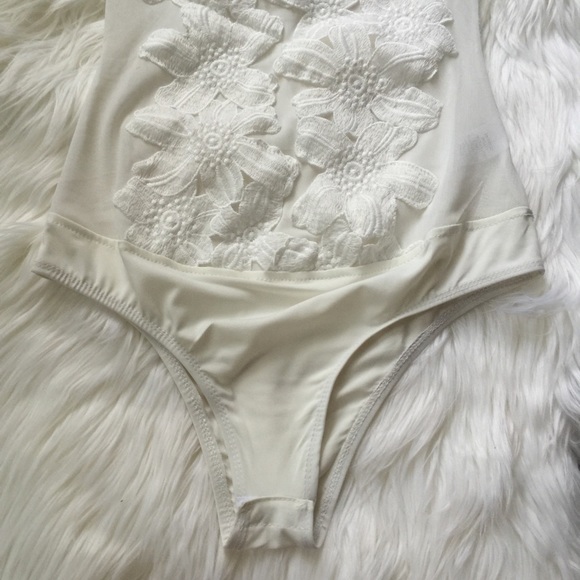 Restocked-White Floral Mesh Bodysuit- - Picture 4 of 4