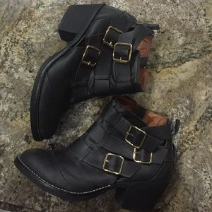 REPORT BOOTS 7.5 NWT