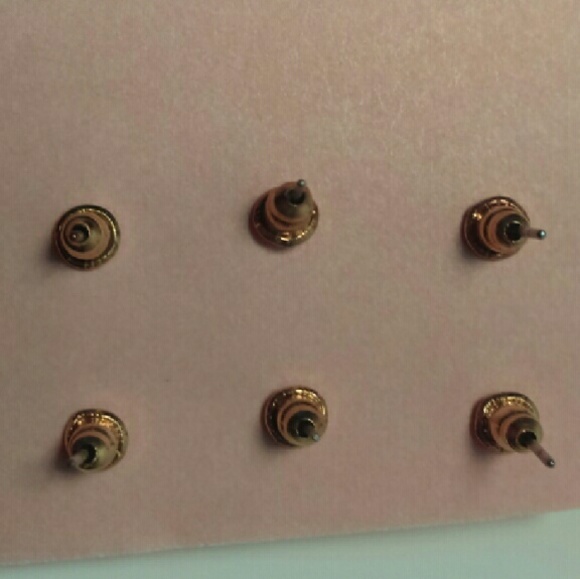 🌟SOLD🌟 Earring Set - Picture 2 of 2