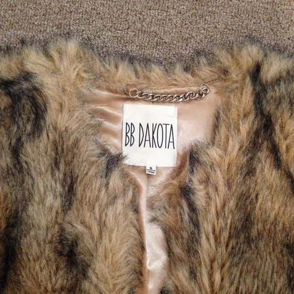 *SOLD* BB Dakota Faux fur vest - Picture 2 of 4