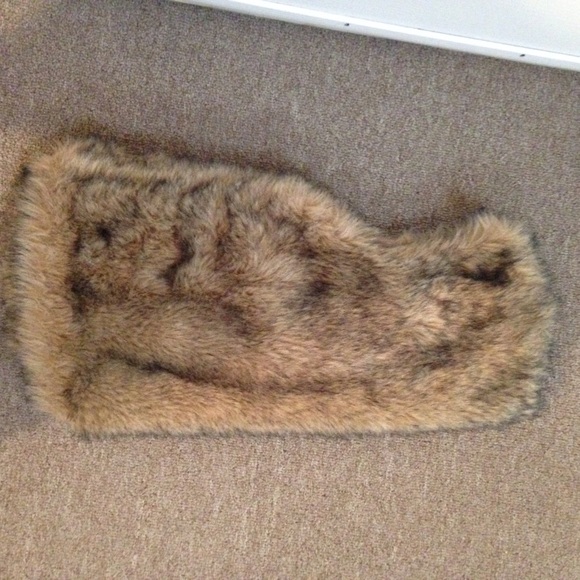 *SOLD* BB Dakota Faux fur vest - Picture 3 of 4