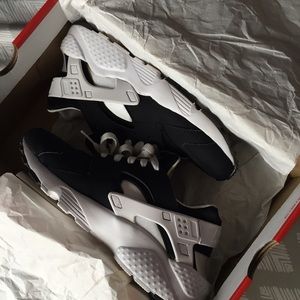 Black and White Huaraches