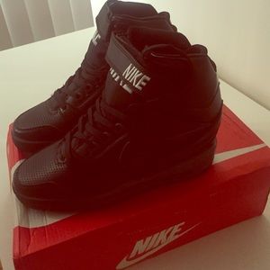 WMS Nike Air Revolution Sky Hi