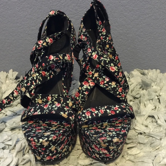 Floral High Wedgea