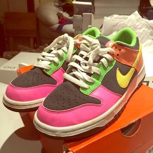 Nike dunks low (GS) 5.5 youth/ women's 7