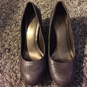 Brownish pump