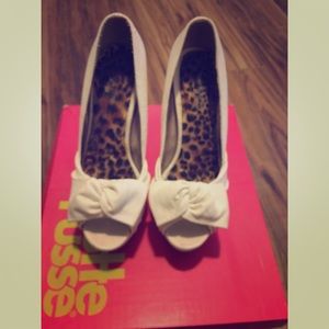 👠🎀 White Charlotte Russe heels with bow