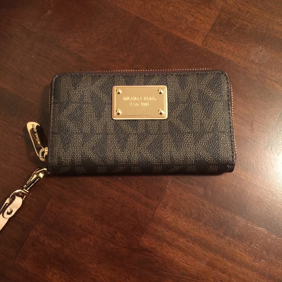 Michael Kors wristlet