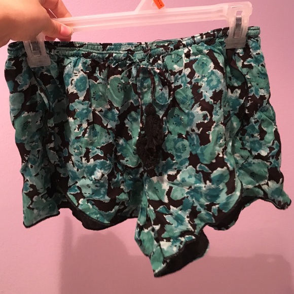 NEVER WORN! Volcom flowy shorts! - Picture 1 of 4