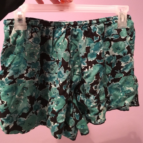 NEVER WORN! Volcom flowy shorts! - Picture 2 of 4