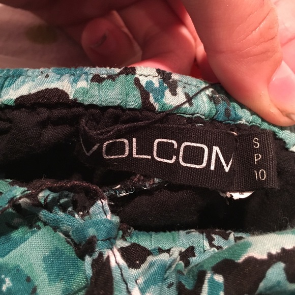 NEVER WORN! Volcom flowy shorts! - Picture 3 of 4