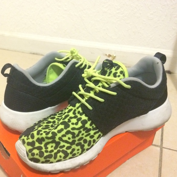 Nike Roshe Run Volt Leopard 8M - Picture 2 of 3