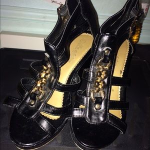 Black wedges