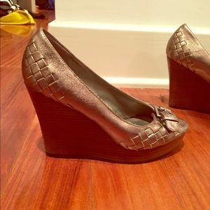 Steve Madden gold peep toe wedges