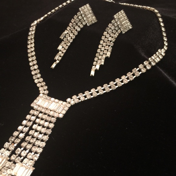 Jewelry - Beautiful rhinestone necklace & earrings