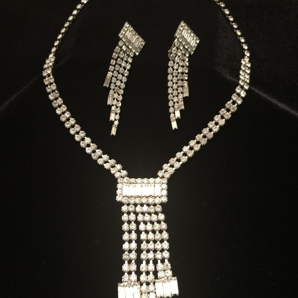 Beautiful rhinestone necklace & earrings - Picture 3 of 4