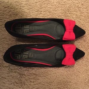 Cute flat shoes!! Too small for me!!!