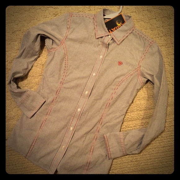 DEAL🎉NWT Ariat womens fitted shirt!!🎉 Small