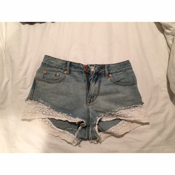 high rise shorts w/ lacy hem