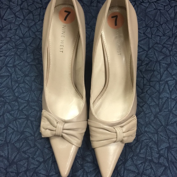 NWOT Nine West cream heels