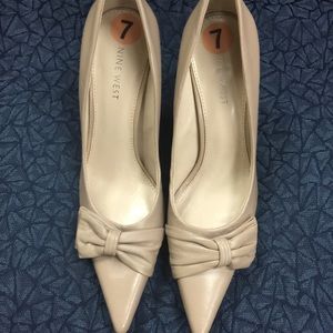 NWOT Nine West cream heels