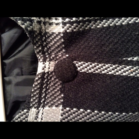 Boxy jacket. Stays in style Year after year. - Picture 2 of 3